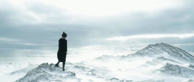 Laura Cahen, son clip “Loin” sur Longueur d'Ondes