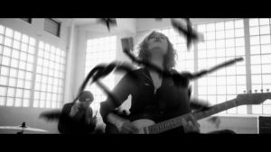 Lisa Portelli, Appartenir au large en exclu sur Longueur d'Ondes