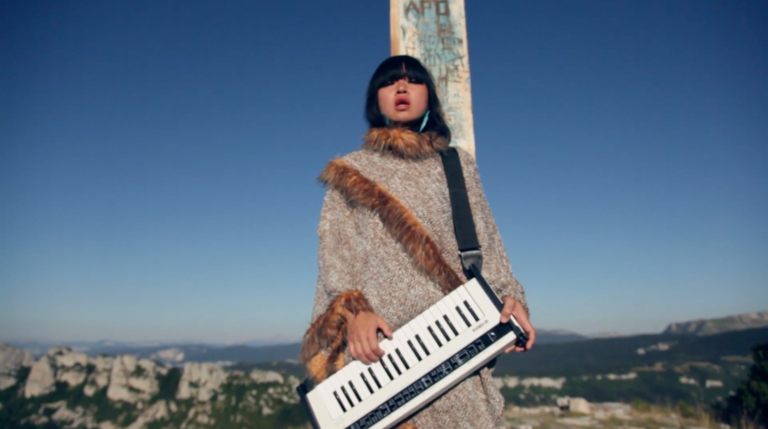 iNA-iCH, son clip “La fin du monde” sur Longueur d'Ondes