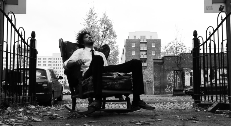 Oliver Saf, son clip “Osiris” sur Longueur d'Ondes