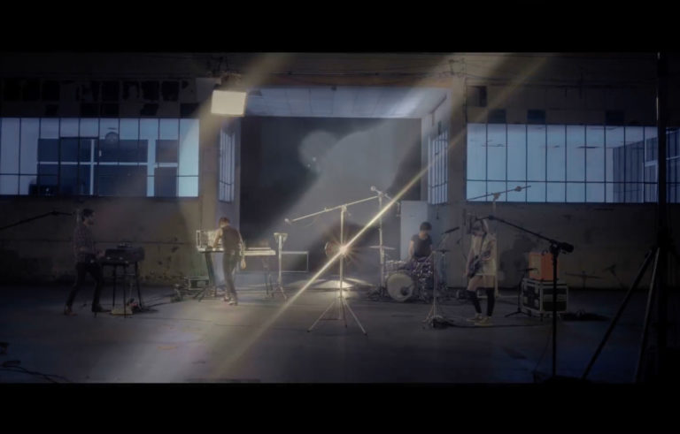 Louis Arlette, son clip “A notre gloire” sur Longueur d'Ondes