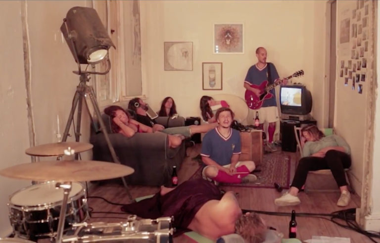 Equipe de foot, leur clip “Fireworks” sur Longueur d'Ondes