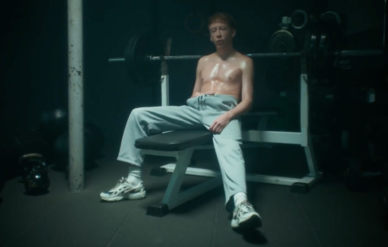 Eddy de Pretto, son clip “Kid” sur Longueur d'Ondes