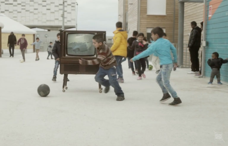 Grand Corps Malade, son clip “Au feu rouge” sur Longueur d'Ondes