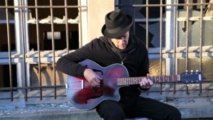 Richard Gilly, son clip “Migrants” sur Longueur d'Ondes