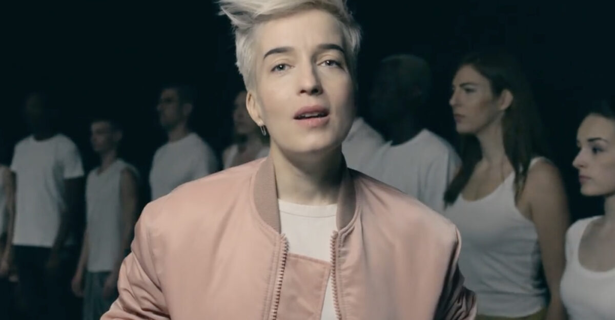 Jeanne Added, son clip “Mutate” sur Longueur d'Ondes