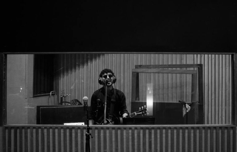 Théo Maxyme, son clip “Hey Joe” sur Longueur d'Ondes