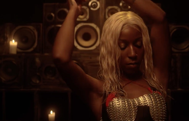 Charlotte Adigery, son clip “Patenipat” sur Longueur d'Ondes