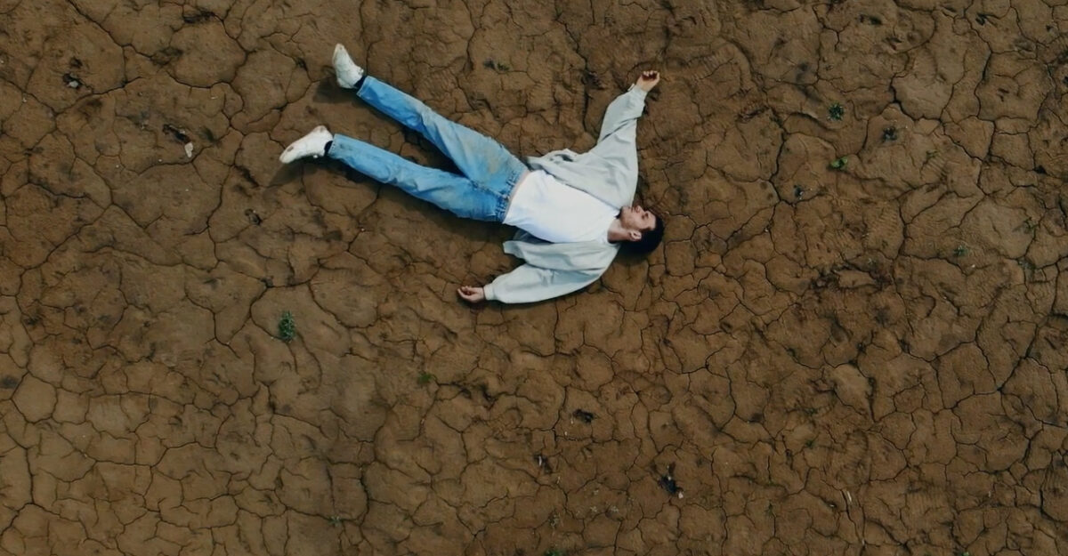 Glauque, leur clip “Plane” sur Longueur d'Ondes