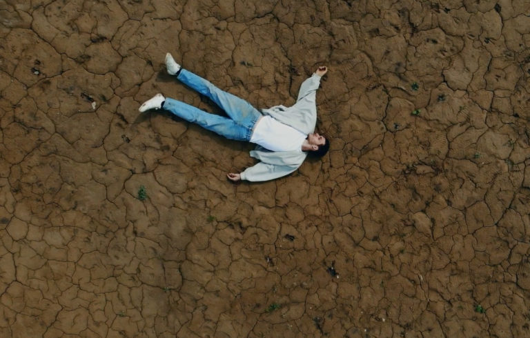 Glauque, leur clip “Plane” sur Longueur d'Ondes