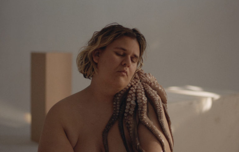Safia Nolin, son clip “Lesbian break-up song” sur Longueur d'Ondes
