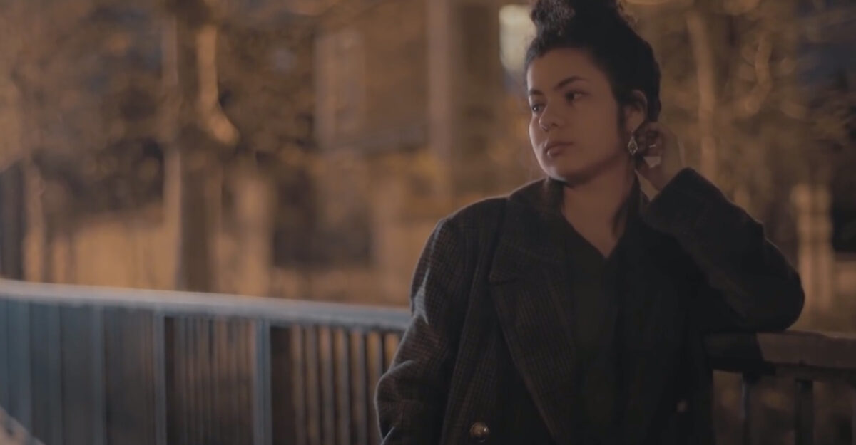 Mélodie Lauret, son clip “23h28” sur Longueur d'Ondes