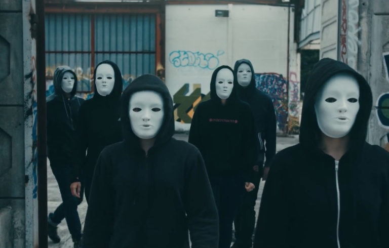 Nil, son clip “Légendaire” sur Longueur d'Ondes