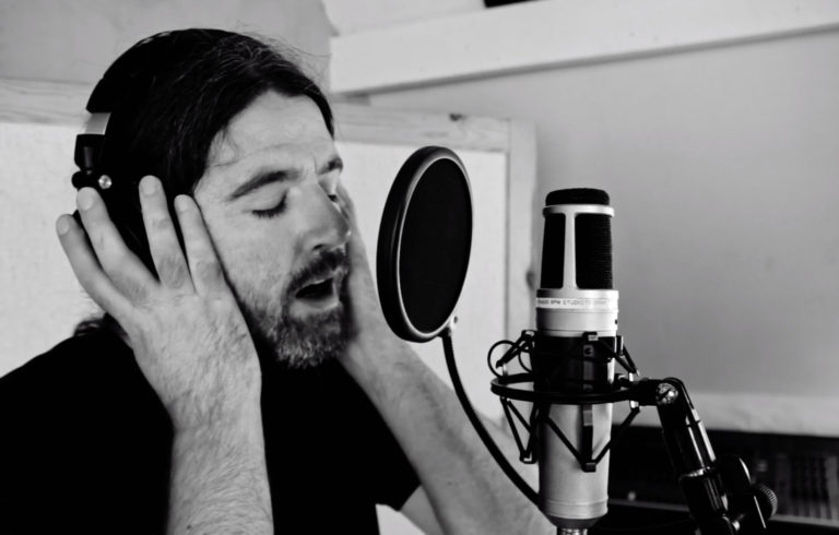Brieg Guerveno, son clip “Petra zo bet?” en EXCLU sur Longueur d'Ondes