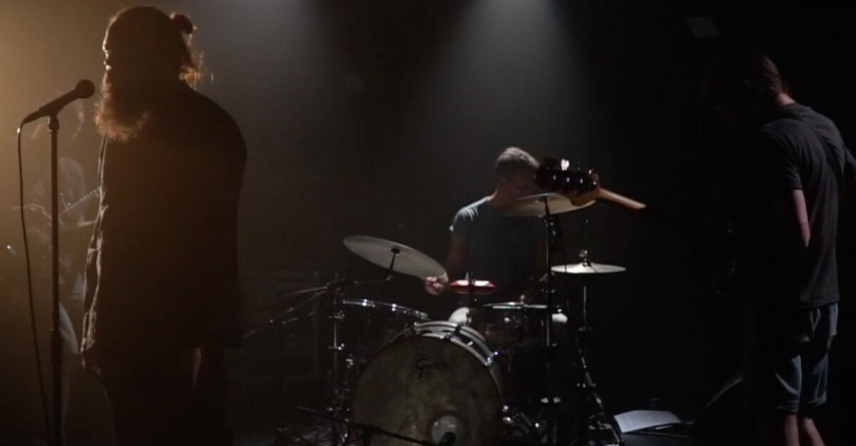 Bavoir, leur clip “Assieds-toi donc” en EXCLU sur Longueur d'Ondes