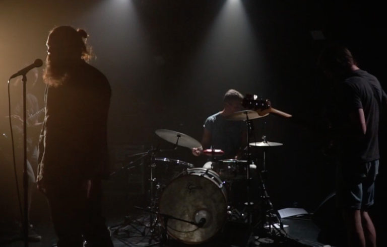 Bavoir, leur clip “Assieds-toi donc” en EXCLU sur Longueur d'Ondes