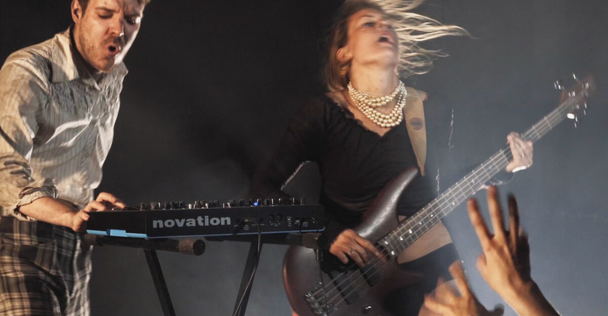 Pussy Chérie, leur clip “S'embrasser sous la pluie” en EXCLU sur Longueur d'Ondes
