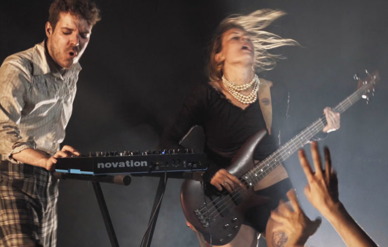 Pussy Chérie, leur clip “S'embrasser sous la pluie” en EXCLU sur Longueur d'Ondes