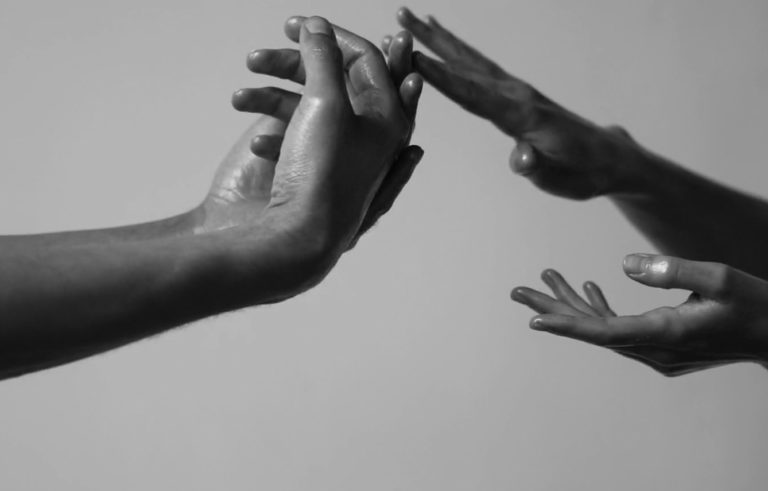 Mey, son clip “Hands” en EXCLU sur Longueur d'Ondes
