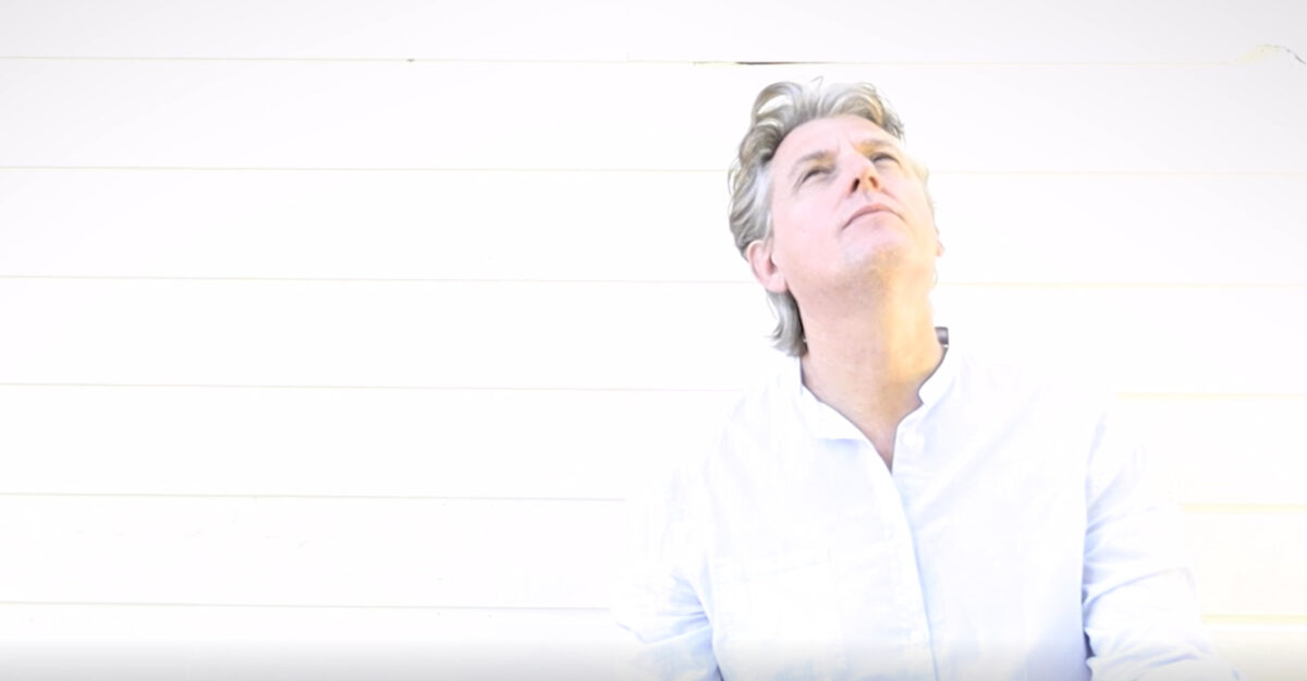 Sam Frank Blunier, son clip “Salut Beauté” en EXCLU sur Longueur d'Ondes