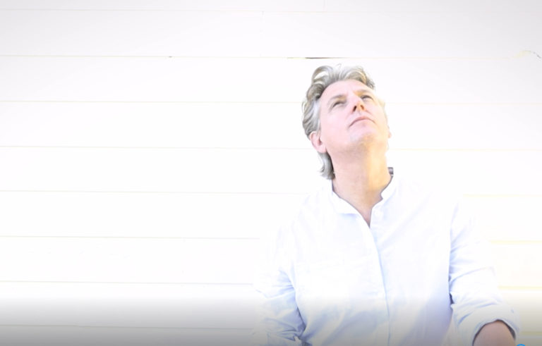 Sam Frank Blunier, son clip “Salut Beauté” en EXCLU sur Longueur d'Ondes