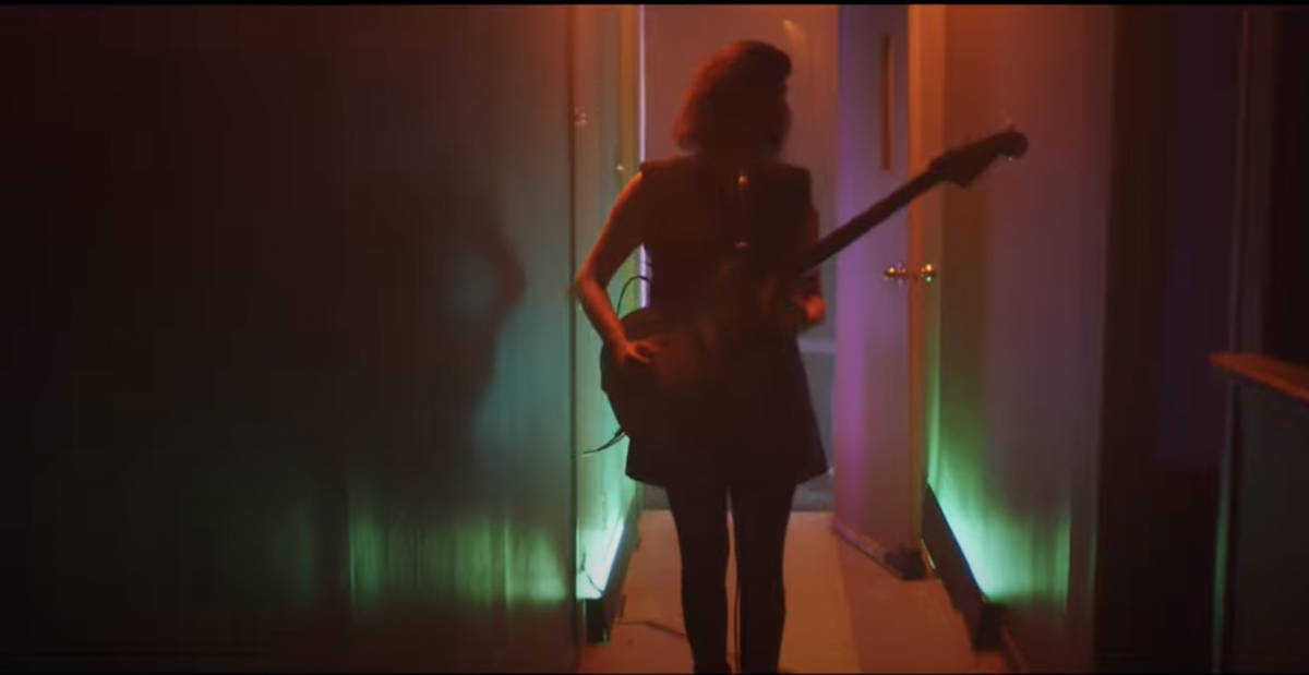 Elle a dévoilé hier le premier extrait de ce projet avec la version live de ”Déposer les armes”