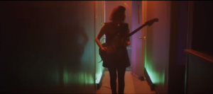 Elle a dévoilé hier le premier extrait de ce projet avec la version live de ”Déposer les armes”
