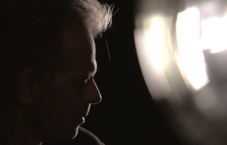 Loran Stahl, son clip “S'endormir” en EXCLU sur Longueur d'Ondes